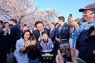 이재명 대통령과 김혜경 여사가 4월 5일 서울 여의도 윤중로에서 벚꽃을 배경으로 시민들과 기념촬영을 하고 있다.