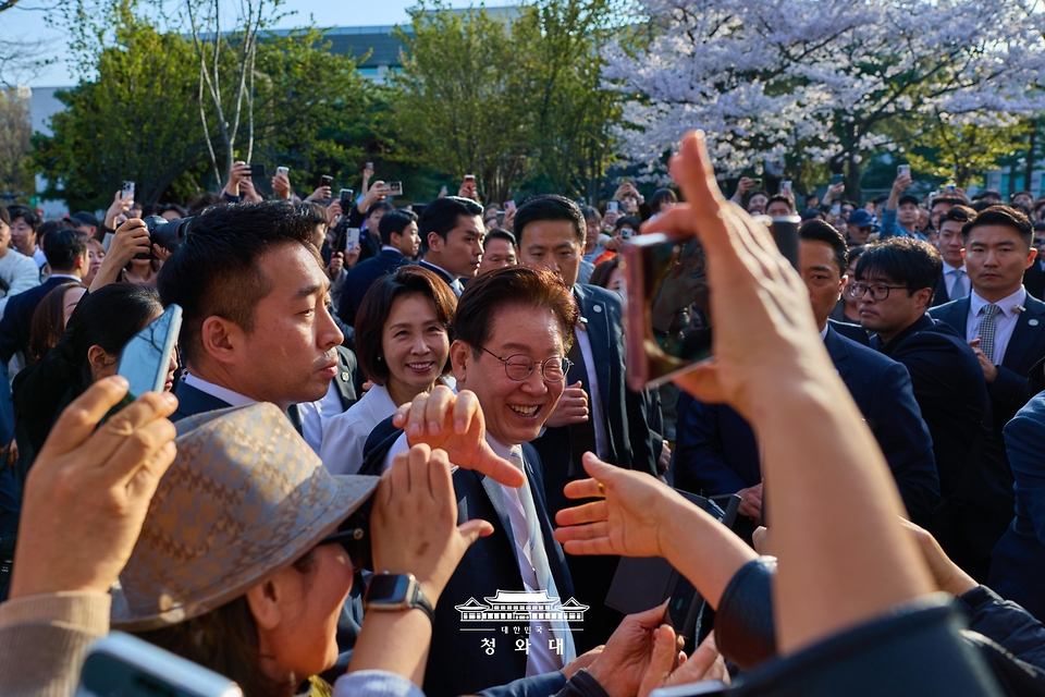 이재명 대통령과 김혜경 여사가 4월 5일 서울 여의도 윤중로에서 시민들과 기념촬영을 하고 있다.