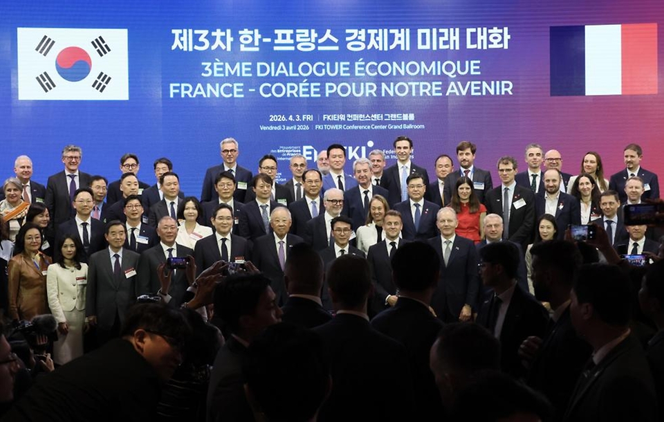 김민석 국무총리가 4월 3일 여의도 FKI타워에서 열린 한-프랑스 경제계 미래대화 폐회식에 참석, 축사를 하고 있다.