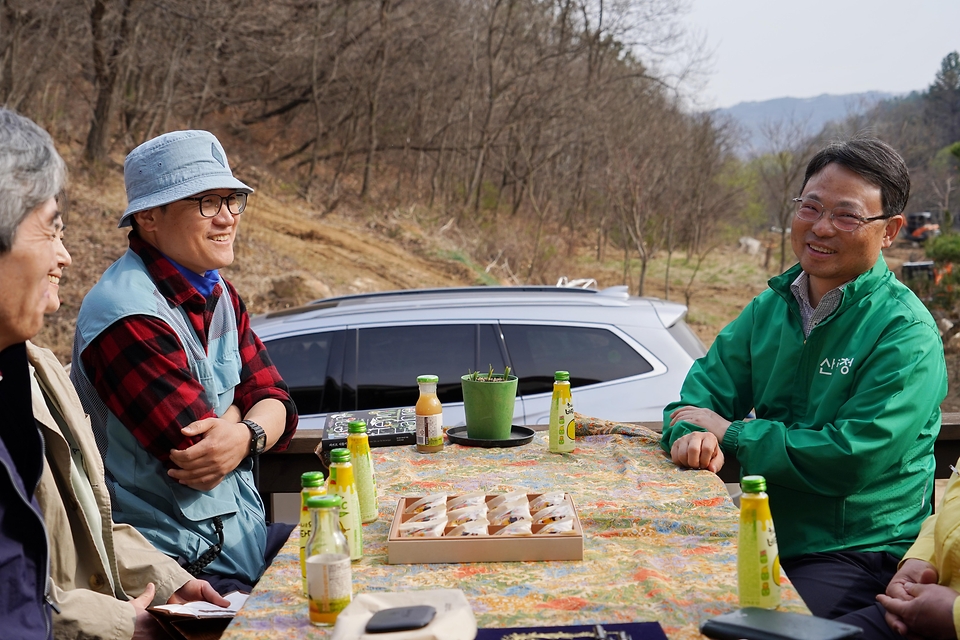 박은식 산림청장이 4월 3일 경북 예천군 용문면 조경수 재배임업인 현장을 찾아 면세유 공급 상황 등 임업인 경영실태를 점검하고 있다.