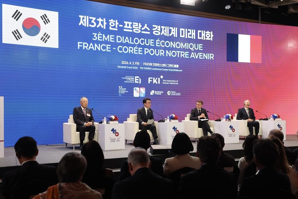김민석 국무총리가 4월 3일 여의도 FKI타워에서 열린 한-프랑스 경제계 미래대화 폐회식에 참석, 축사를 하고 있다.