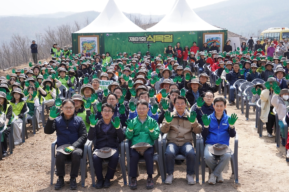4월 3일 경북 안동시 풍천면에서 열린 '제81회 식목일 나무심기' 행사에서 참가자들이 나무를 심고 있다.