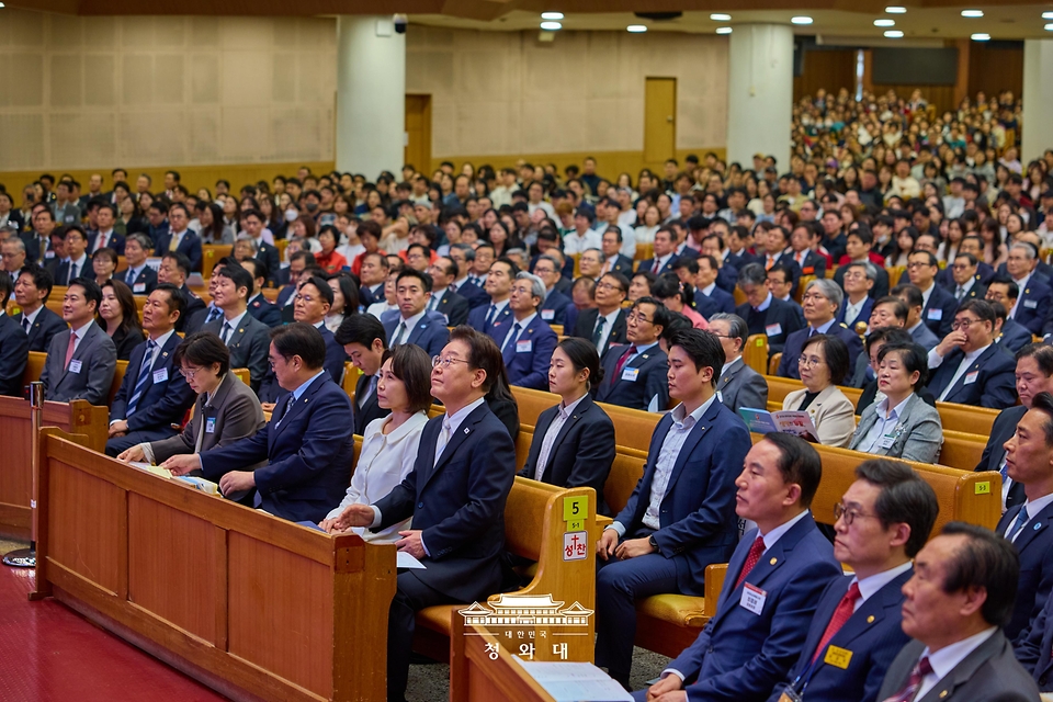 이재명 대통령과 김혜경 여사가 4월 5일 서울 여의도순복음교회에서 열린 부활절 연합예배에 참석하고 있다.