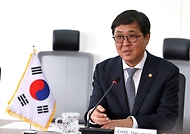 최휘영 문화체육관광부 장관이 4월 3일 서울 종로구 대중문화교류위원회 대회의실에서 프랑스 문화부 카트린 페가르(Catherine Pégard) 장관을 만나 올해 한불 수교 140주년 기념행사를 중심으로 문화예술과 문화산업 분야에서의 협력 방안을 논의하고 있다.