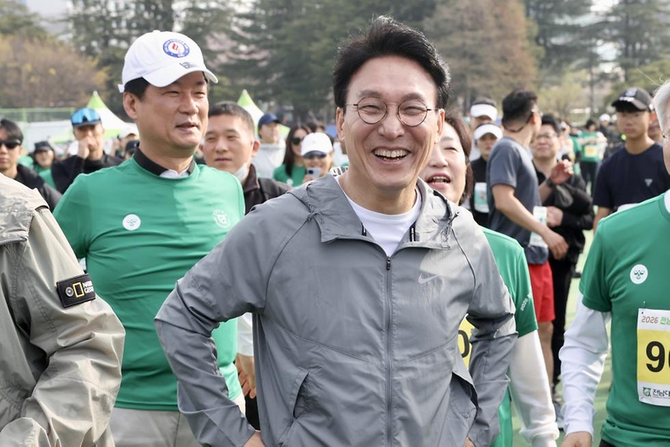 김민석 국무총리가 4월 5일 광주 전남대 종합운동장에서 열린 518캠퍼스 마라톤 대회에 참석, 축사 및 마라톤을 뛰고 있다.