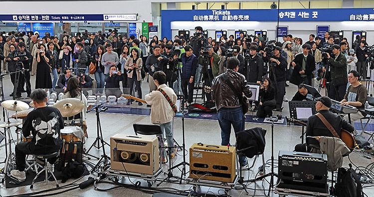 최휘영 문화체육관광부 장관이 4월 1일 '문화가 있는 날'을 4월 1일부터 매주 수요일로 확대, 시행을 기념해 서울역에서 '수요일은 문화요일, 문화로 놀자!'라는 표어 아래 공연을 개최하고 있다.