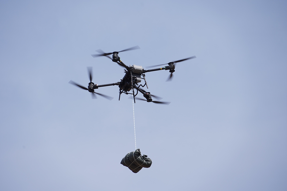 4월 3일 경북 안동시 풍천면에서 열린 '제81회 식목일 나무심기' 행사에서 참가자들이 나무를 심고 있다.