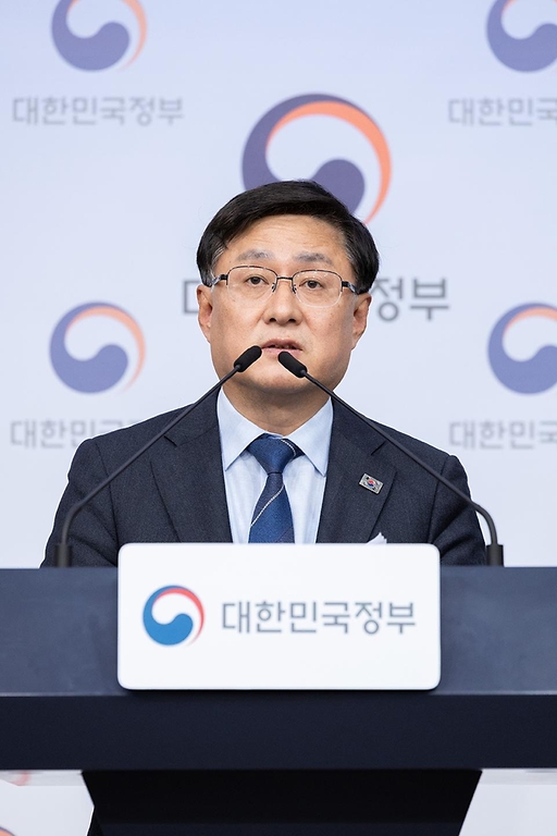 김성환 기후에너지환경부 장관이 4월 6일 서울 종로구 정부서울청사에서 재생에너지 중심의 에너지 대전환 추진계획에 대해 브리핑을 하고 있다.