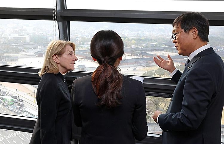 최휘영 문화체육관광부 장관이 4월 3일 서울 종로구 대중문화교류위원회 대회의실에서 프랑스 문화부 카트린 페가르(Catherine Pégard) 장관을 만나 올해 한불 수교 140주년 기념행사를 중심으로 문화예술과 문화산업 분야에서의 협력 방안을 논의하고 있다.