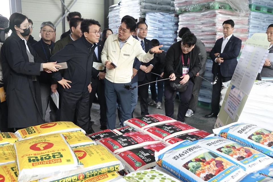 김민석 국무총리가 4월 4일 농번기를 맞아 전남 장성군 황룡농협 자재센터를 방문, 중동발 위기 장기화에 따른 농자재 수급 동향을 점검하고 있다.