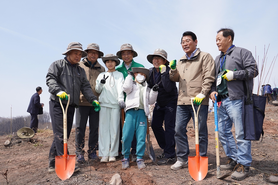 4월 3일 경북 안동시 풍천면에서 열린 '제81회 식목일 나무심기' 행사에서 참가자들이 나무를 심고 있다.
