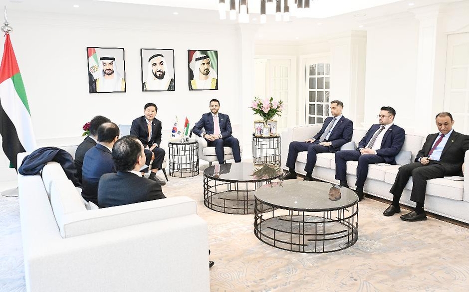 구윤철 부총리 겸 재정경제부 장관이 4월 3일 걸프 협력회의(GCC) 6개 회원국 주한대사들과 면담하기 위해 주한 UAE 대사관저를 방문, 중동 상황에 따른 경제적 영향과 현지 상황을 점검하고, 글로벌 경제안보와 수급위기를 극복하기 위한 공동 협력방안 및 향후 경제협력 방향을 논의하고 있다.