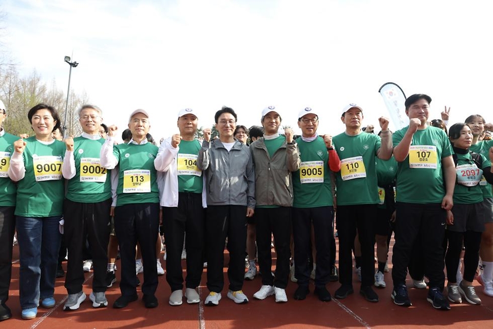 김민석 국무총리가 4월 5일 광주 전남대 종합운동장에서 열린 518캠퍼스 마라톤 대회에 참석, 축사 및 마라톤을 뛰고 있다.