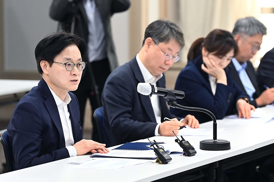 김정관 산업통상부 장관이 4월 2일 서울 영등포구 중소기업중앙회에서 재정경제부, 기후에너지환경부, 한국자동차협회, 한국조선해양플랜트협회를 비롯한 주요 석화제품 관련 6개 부처 및 9개 업종협회 등 관계자가 참석한 가운데 열린 '중동전쟁 관련 업종별 석화제품 수급상황 점검회의'를 주재하고 있다.