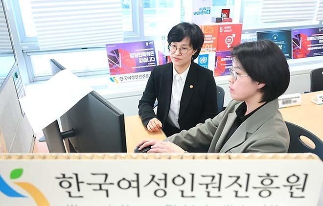 원민경 성평등가족부 장관은 4월 2일 서울 중구 중앙디지털성범죄피해자지원센터를 방문해 신규 도입되는 AI기반의 디지털성범죄 대응 시스템을 점검하고, 관계자들에게 신속한 대응을 통해 피해 확산을 방지해 줄 것을 당부하고 있다.