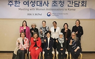 원민경 성평등가족부 장관이 3월 26일 정부서울청사에서 열린 '주한 여성대사 초청 간담회'에서 각국 대사들과 함께 성평등 정책 사례를 공유하고 있다.