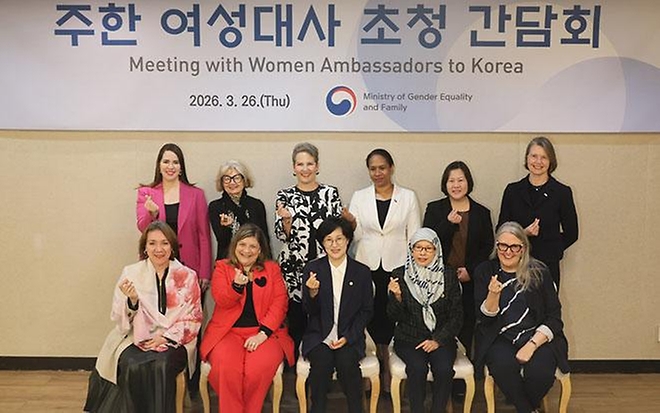 원민경 성평등가족부 장관이 3월 26일 정부서울청사에서 열린 '주한 여성대사 초청 간담회'에서 각국 대사들과 함께 성평등 정책 사례를 공유하고 있다.