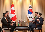 김정관 산업통상부 장관이 3월 31일 서울 중구 롯데호텔에서 마닌더 시두(Maninder Sidhu) 국제통상부 장관과 면담을 갖고, 양국 간 통상 현황 및 경제 협력 등을 논의하고 있다.