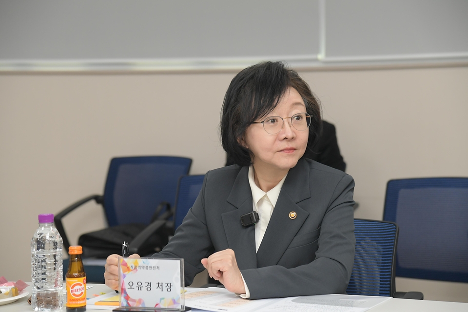 오유경 식품의약품안전장이 4월 6일 경기도 안산시 소재 한국백신을 방문해 주사기 및 주사침 제조 현장을 점검하고 시설을 둘러보고 있다.