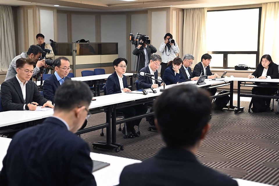 김정관 산업통상부 장관이 4월 2일 서울 영등포구 중소기업중앙회에서 재정경제부, 기후에너지환경부, 한국자동차협회, 한국조선해양플랜트협회를 비롯한 주요 석화제품 관련 6개 부처 및 9개 업종협회 등 관계자가 참석한 가운데 열린 '중동전쟁 관련 업종별 석화제품 수급상황 점검회의'를 주재하고 있다.