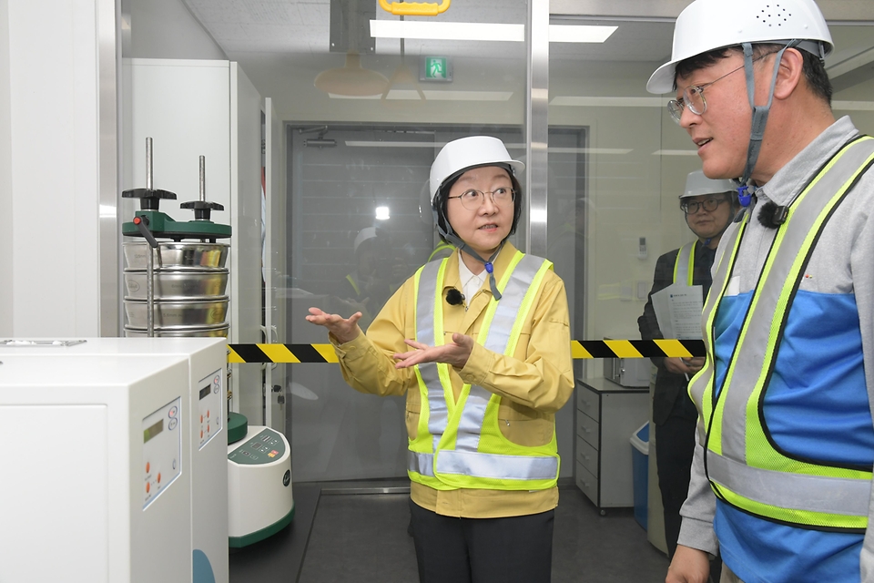 오유경 처장이 4월 3일 경기도 시흥시 소재 국내 재생원료 제조업체인 주식회사 삼양에코테크를 방문해 제조 현장을 살펴보고, 재생원료 제조업체들과 현장 소통 간담회를 개최하고 있다.