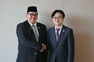 김정관 산업통상부 장관이 4월 1일 서울 중구 신라호텔에서 아이를랑가 하르타르토(Airlangga Hartarto) 인도네시아 경제조정부 장관과 면담을 갖고, LNG 등 에너지 협력과 우리 기업의 애로 해소 방안 등을 논의하고 있다.