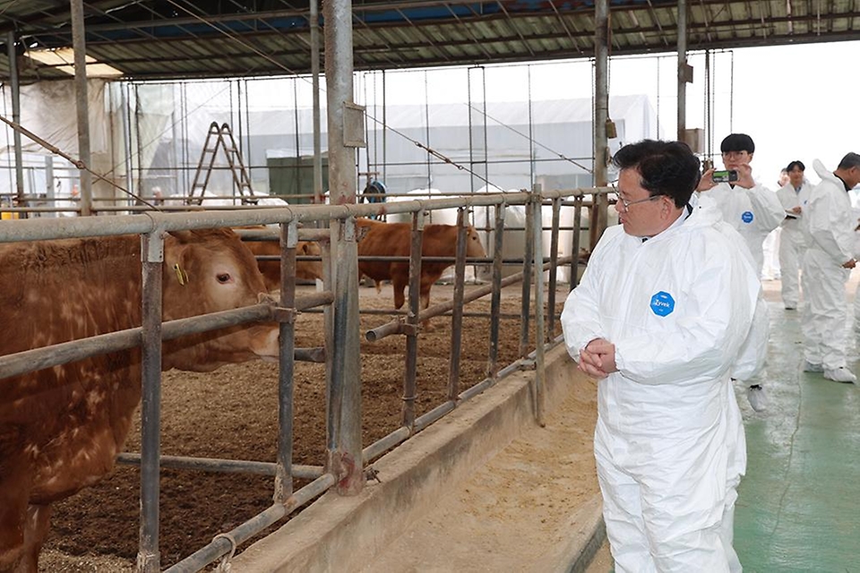 이승돈 농촌진흥청장이 4월 1일 충청북도 청주시에 있는 한우농가를 방문해 농식품 부산물을 활용한 자가 섬유질배합사료(TMR) 제조 현장을 점검하고, 농업인 소통 시간을 진행하고 있다.
