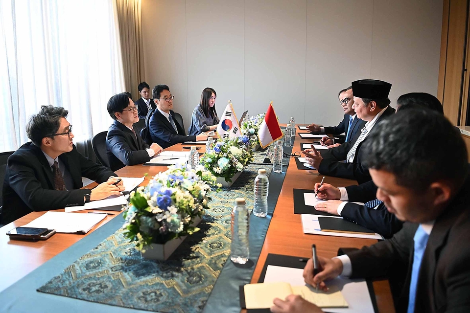 김정관 산업통상부 장관이 4월 1일 서울 중구 신라호텔에서 아이를랑가 하르타르토(Airlangga Hartarto) 인도네시아 경제조정부 장관과 면담을 갖고, LNG 등 에너지 협력과 우리 기업의 애로 해소 방안 등을 논의하고 있다.