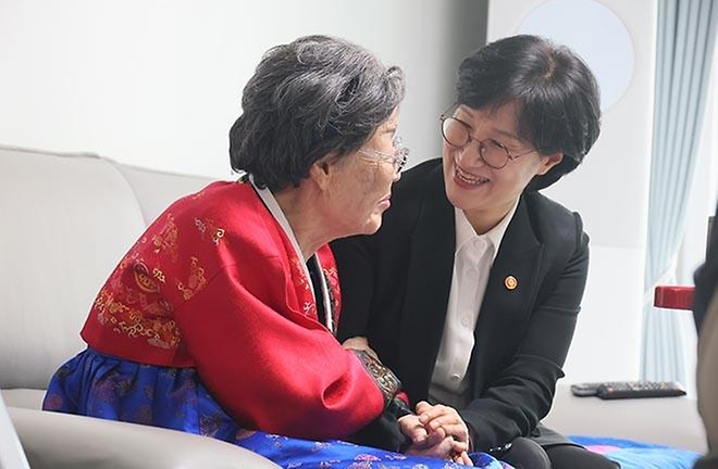 원민경 성평등가족부 장관이 3월 25일 대구광역시에 거주하는 일본군 '위안부' 피해자 이용수 할머니를 예방하며 인사를 나누고 있다.