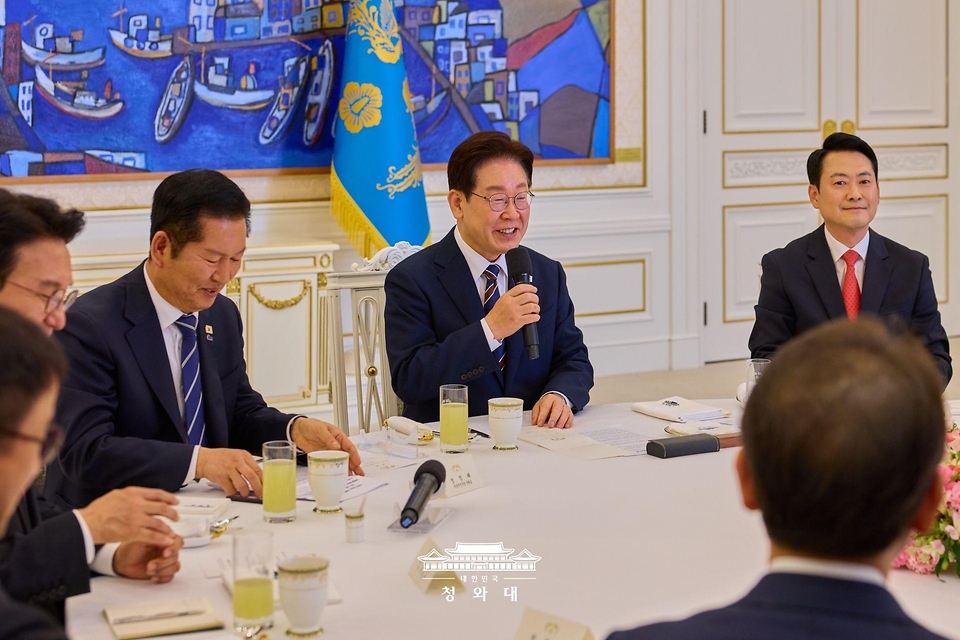 이재명 대통령이 4월 7일 청와대에서 열린 여·야·정 민생경제 협의체 회담에서 발언하고 있다.