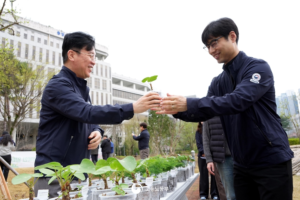 김영훈 고용노동부 장관이 4월 6일 세종시 정부세종청사에서 식목일을 맞아 직원들과 함께 나무를 심고 있다.