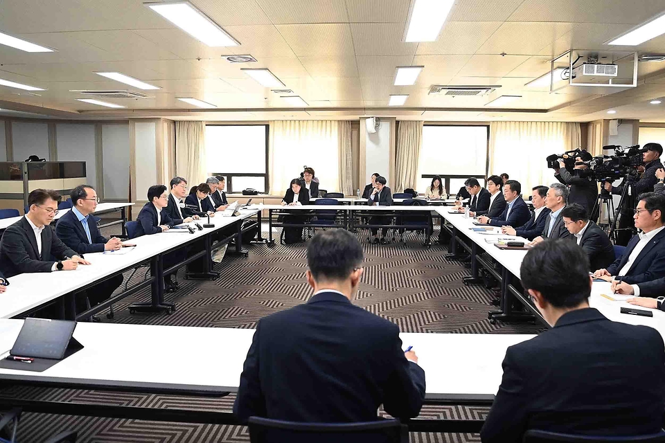 김정관 산업통상부 장관이 4월 2일 서울 영등포구 중소기업중앙회에서 재정경제부, 기후에너지환경부, 한국자동차협회, 한국조선해양플랜트협회를 비롯한 주요 석화제품 관련 6개 부처 및 9개 업종협회 등 관계자가 참석한 가운데 열린 '중동전쟁 관련 업종별 석화제품 수급상황 점검회의'를 주재하고 있다.