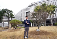 김영훈 고용노동부 장관이 4월 6일 세종시 정부세종청사에서 식목일을 맞아 직원들과 함께 나무를 심고 있다.