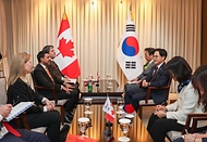 김정관 산업통상부 장관이 3월 31일 서울 중구 롯데호텔에서 마닌더 시두(Maninder Sidhu) 국제통상부 장관과 면담을 갖고, 양국 간 통상 현황 및 경제 협력 등을 논의하고 있다.