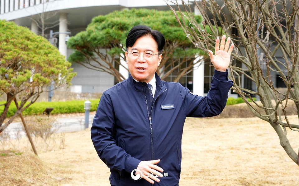 김영훈 고용노동부 장관이 4월 6일 세종시 정부세종청사에서 식목일을 맞아 직원들과 함께 나무를 심고 있다.