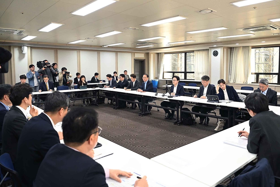 김정관 산업통상부 장관이 4월 2일 서울 영등포구 중소기업중앙회에서 재정경제부, 기후에너지환경부, 한국자동차협회, 한국조선해양플랜트협회를 비롯한 주요 석화제품 관련 6개 부처 및 9개 업종협회 등 관계자가 참석한 가운데 열린 '중동전쟁 관련 업종별 석화제품 수급상황 점검회의'를 주재하고 있다.