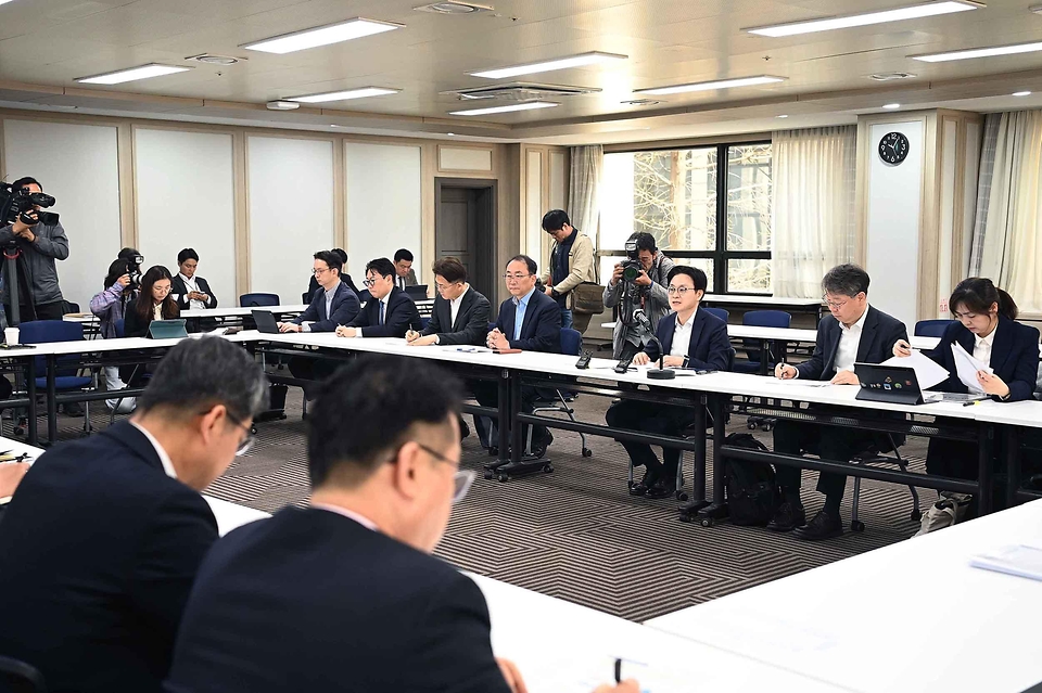 김정관 산업통상부 장관이 4월 2일 서울 영등포구 중소기업중앙회에서 재정경제부, 기후에너지환경부, 한국자동차협회, 한국조선해양플랜트협회를 비롯한 주요 석화제품 관련 6개 부처 및 9개 업종협회 등 관계자가 참석한 가운데 열린 '중동전쟁 관련 업종별 석화제품 수급상황 점검회의'를 주재하고 있다.