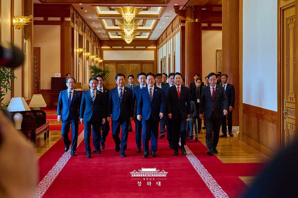 이재명 대통령이 4월 7일 청와대에서 열린 여·야·정 민생경제 협의체 회담에 더불어민주당 정청래 대표, 국민의힘 장동혁 대표 등과 입장하고 있다.