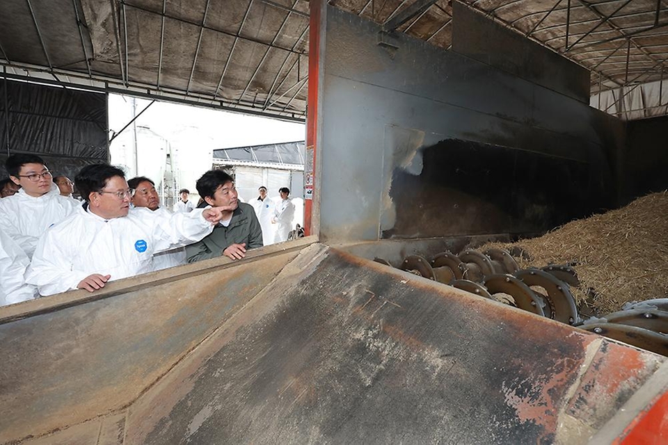 이승돈 농촌진흥청장이 4월 1일 충청북도 청주시에 있는 한우농가를 방문해 농식품 부산물을 활용한 자가 섬유질배합사료(TMR) 제조 현장을 점검하고, 농업인 소통 시간을 진행하고 있다.