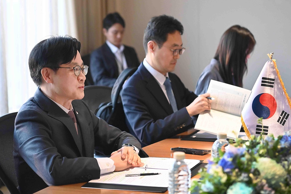 김정관 산업통상부 장관이 4월 1일 서울 중구 신라호텔에서 아이를랑가 하르타르토(Airlangga Hartarto) 인도네시아 경제조정부 장관과 면담을 갖고, LNG 등 에너지 협력과 우리 기업의 애로 해소 방안 등을 논의하고 있다.