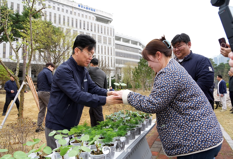 김영훈 고용노동부 장관이 4월 6일 세종시 정부세종청사에서 식목일을 맞아 직원들과 함께 나무를 심고 있다.