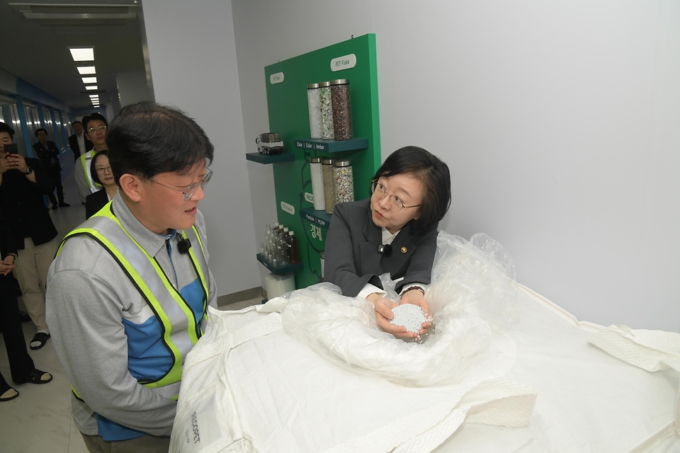 오유경 처장이 4월 3일 경기도 시흥시 소재 국내 재생원료 제조업체인 주식회사 삼양에코테크를 방문해 제조 현장을 살펴보고, 재생원료 제조업체들과 현장 소통 간담회를 개최하고 있다.