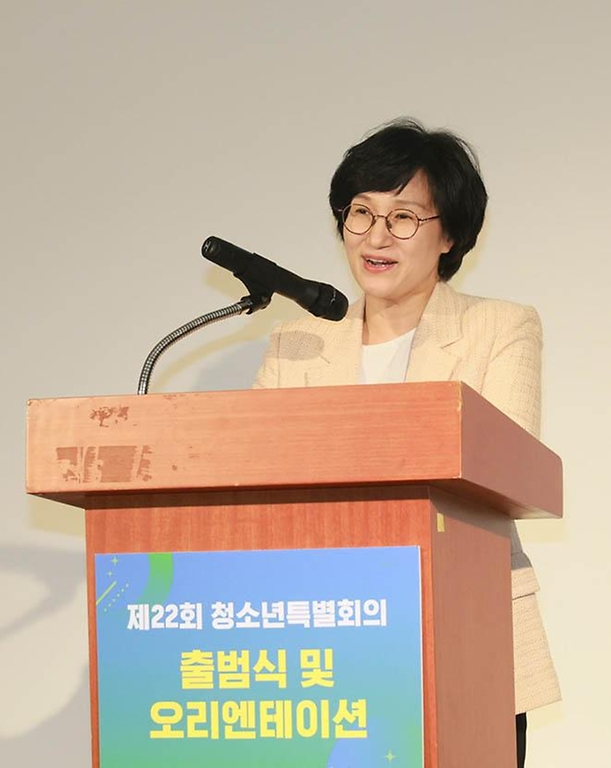 원민경 성평등가족부 장관이 3월 27일 충남 천안시 국립중앙청소년수련원에서 열린 '제22회 청소년 특별회의 출범식'에서 개회사를 하고 있다.