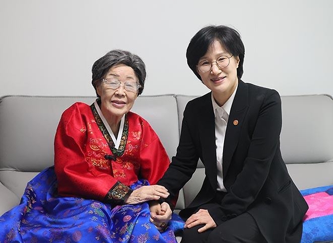 원민경 성평등가족부 장관이 3월 25일 대구광역시에 거주하는 일본군 '위안부' 피해자 이용수 할머니를 예방하며 인사를 나누고 있다.