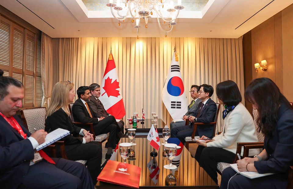 김정관 산업통상부 장관이 3월 31일 서울 중구 롯데호텔에서 마닌더 시두(Maninder Sidhu) 국제통상부 장관과 면담을 갖고, 양국 간 통상 현황 및 경제 협력 등을 논의하고 있다.