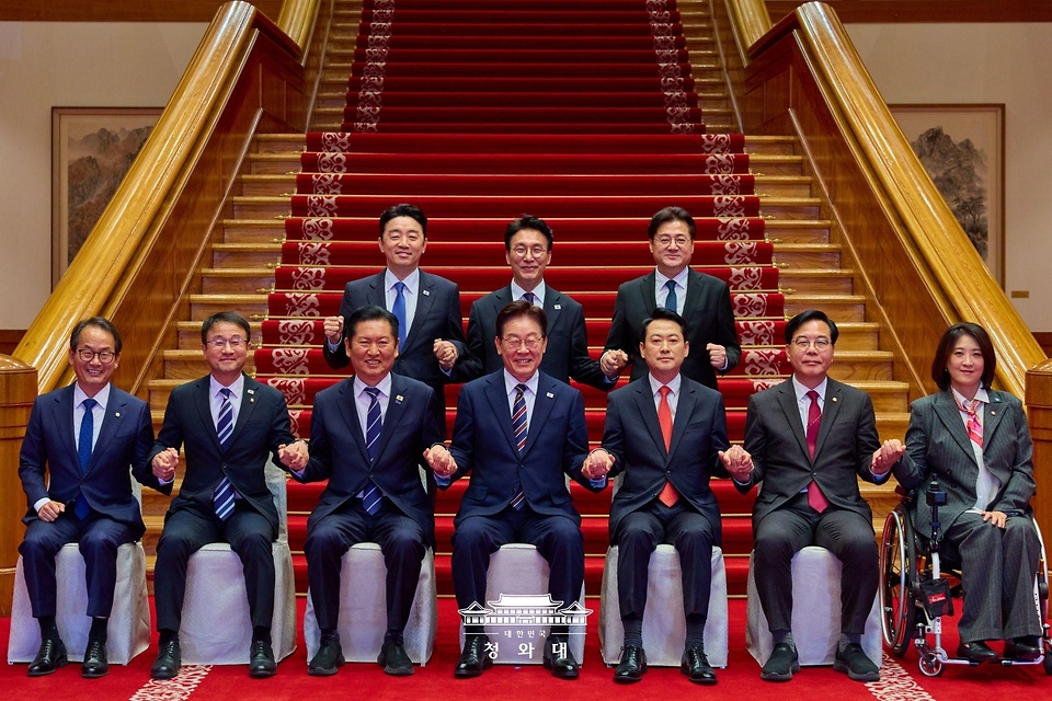 이재명 대통령이 4월 7일 청와대에서 여·야·정 민생경제 협의체 회담에 앞서 참석자들과 기념촬영하고 있다.