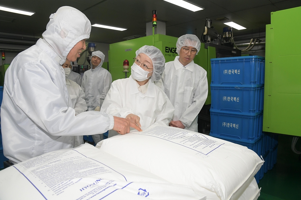 오유경 식품의약품안전장이 4월 6일 경기도 안산시 소재 한국백신을 방문해 주사기 및 주사침 제조 현장을 점검하고 시설을 둘러보고 있다.