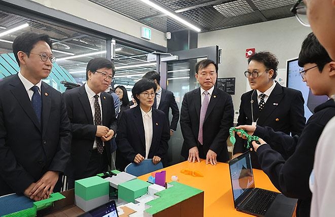 원민경 성평등가족부 장관이 3월 26일 서울 서대문구 가재울청소년센터에서 AI·과학기술 기반 마련과 청소년 보호를 위해 교육부, 과학기술정보통신부, 방송미디어통신위원회와 함께 4개 부처 업무협약을 체결하고 있다.