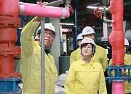 원민경 성평등가족부 장관이 3월 27일 현장 관계자와 함께 국립중앙청소년수련원의 주요 시설을 둘러보며 안전관리 실태를 점검하고 있다.