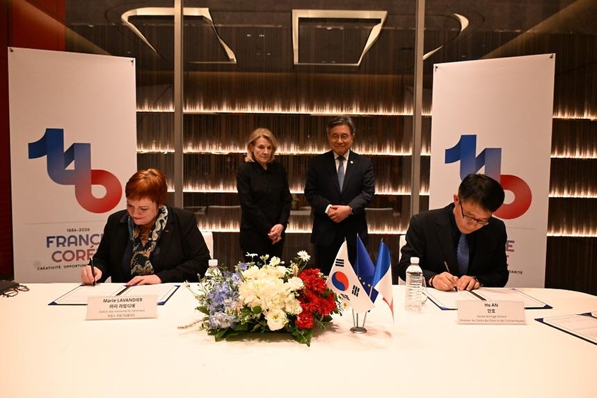 허민 국가유산청장이 4월 2일 서울 영등포구 페어몬트 엠베서더 호텔에서 프랑스 문화부(장관 카트린 페가르)와 유산(heritage) 분야 고위급 회담을 갖고, 궁능유적본부와 프랑스 문화부 산하 국립기념물센터(센터장 마리 라방디에)와 양해각서를 체결하고 있다.